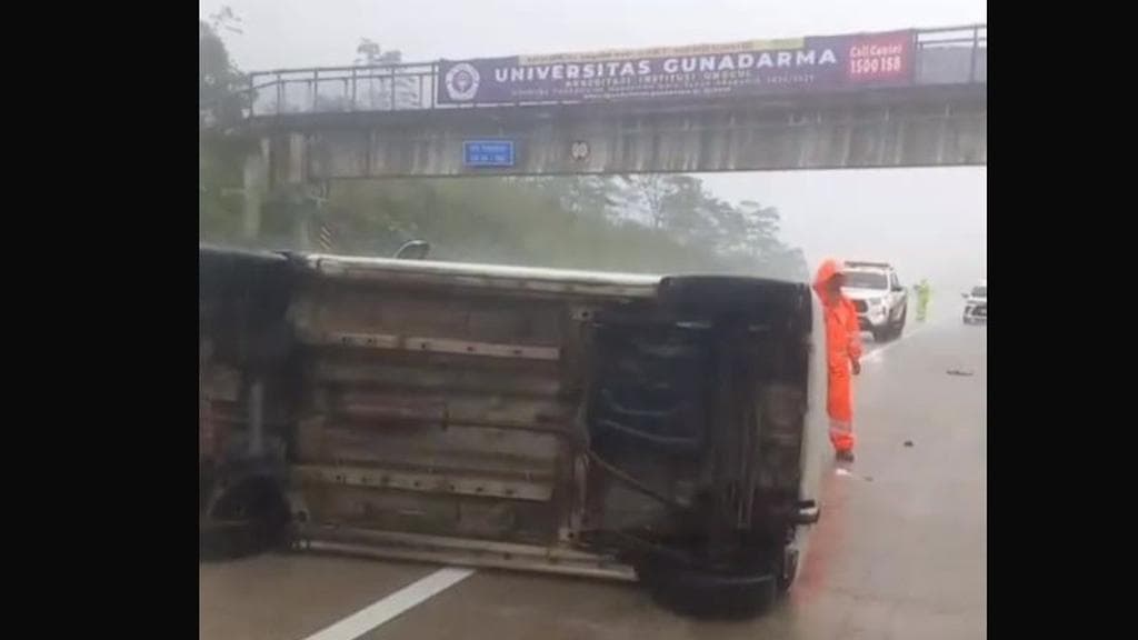 Hujan Deras di Tol Bocimi, Mobil Terjungkal: Kisah Selamat yang Mengingatkan Pentingnya Persiapan Berkendara