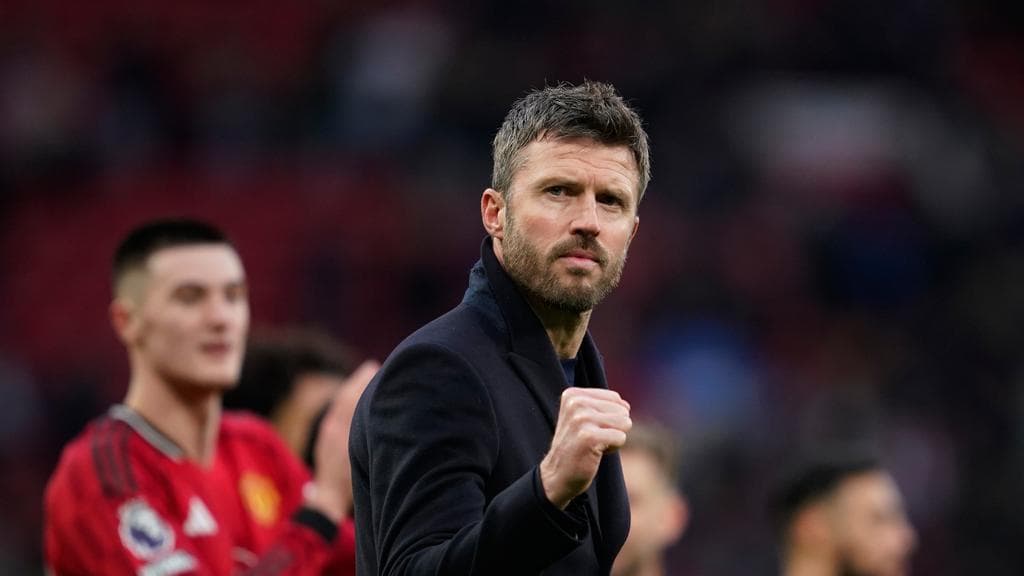 Mengapa Manchester United Berpikir Dua Kali Sebelum Memberi Kontrak Tetap pada Michael Carrick?