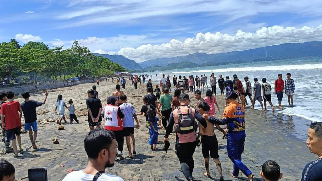 Hampir Menjadi Duka Lebaran: Kisah Nyaris Tenggelam Tiga Remaja di Pantai Sukabumi