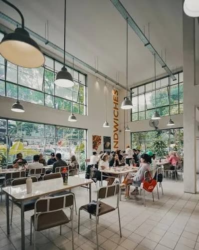 BMB Canteen Bandung: Roti Sourdough yang Bikin Antre Rela Makan di Jam 8 Pagi